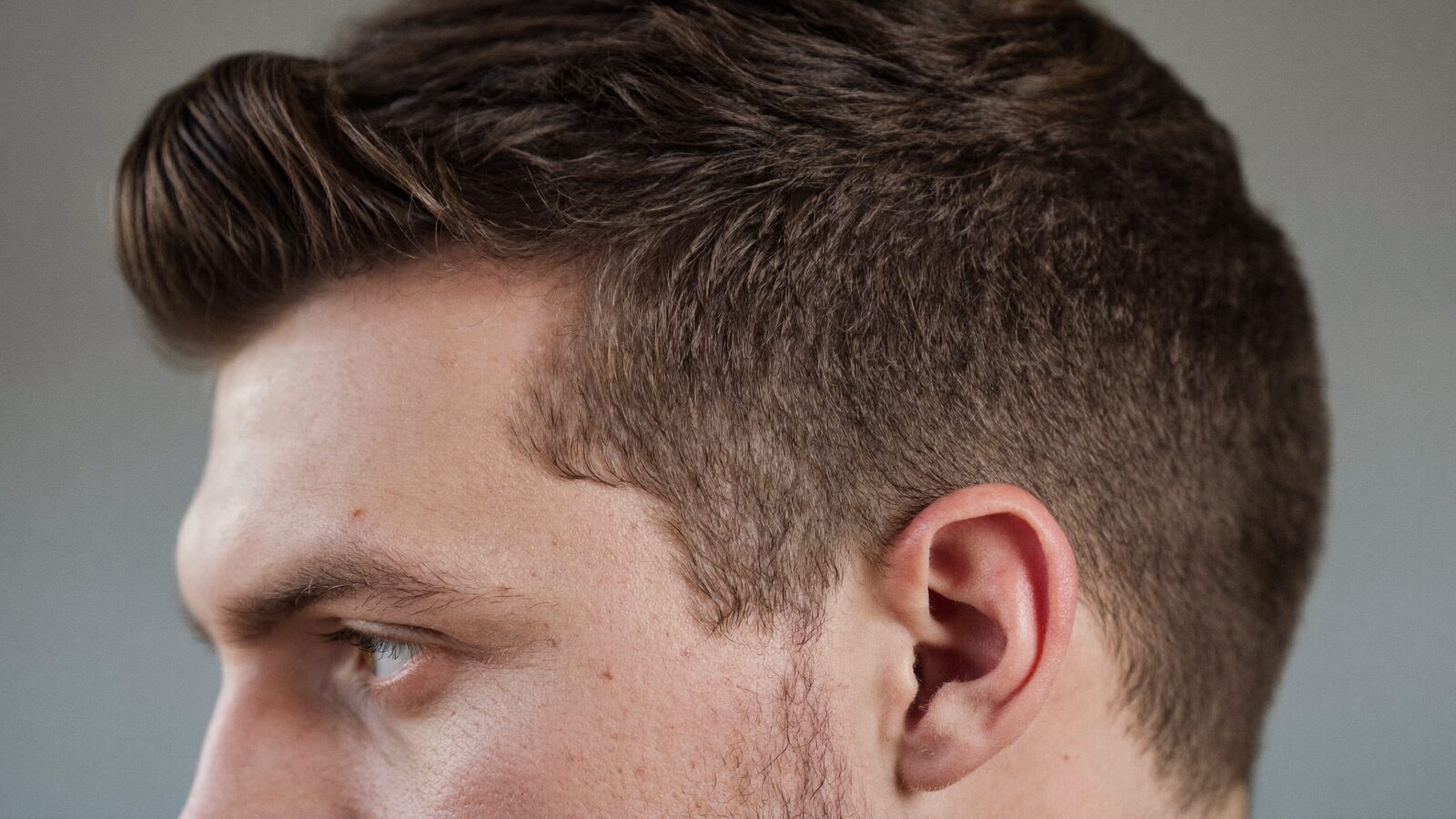 Side profile of a man showing a natural temple point and sideburn line